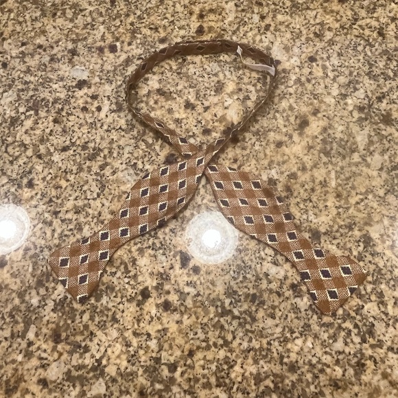 Carrot & Gibbs 80’s Tan Ivory Geometric Handmade Silk Bow Tie Boulder Co - Picture 3 of 5